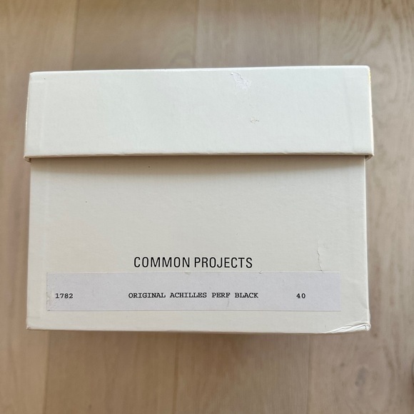 Common Projects Achilles Low MEN
Black perforated leather
MEN Size 40 - Picture 2 of 6